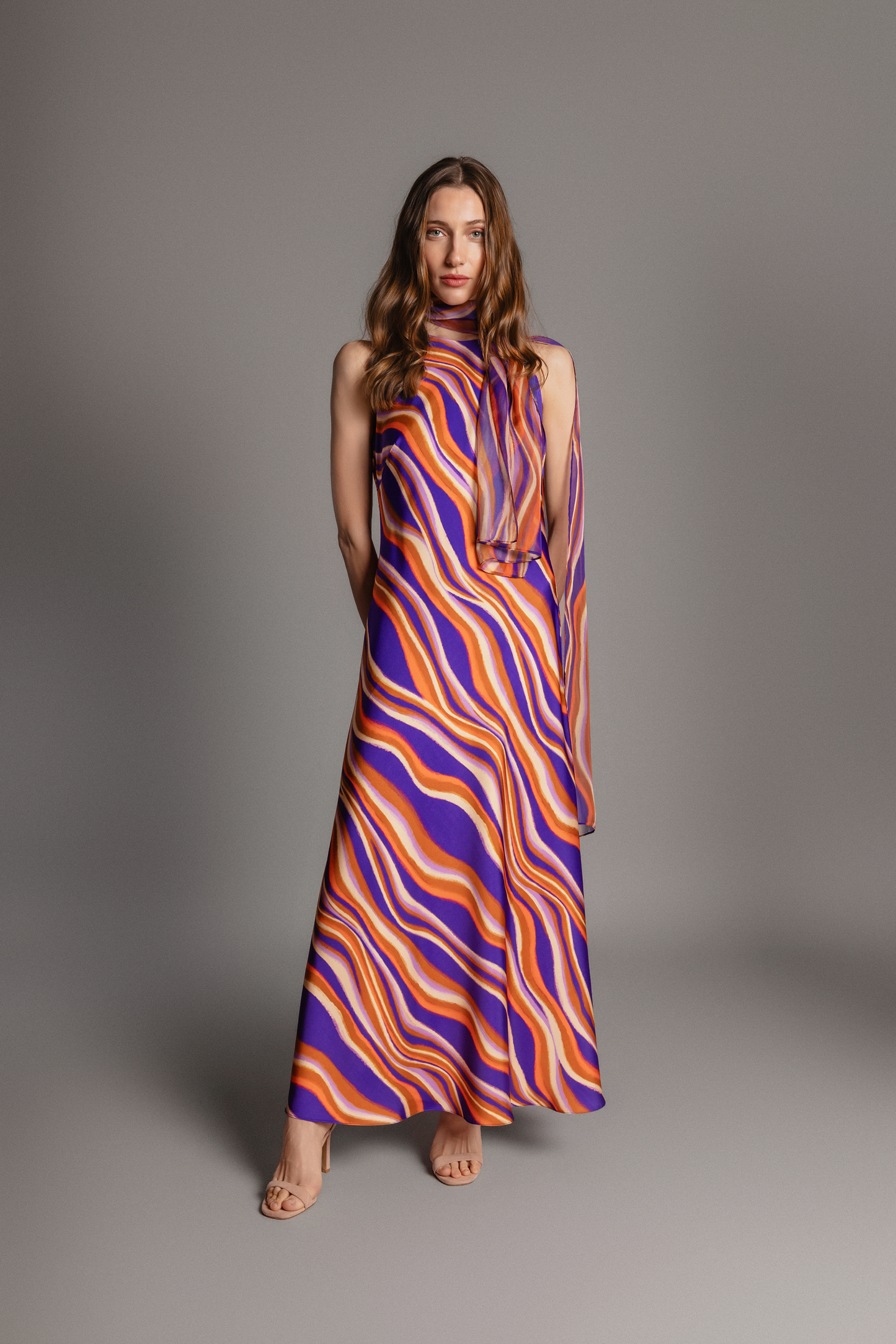 VESTIDO AMUNET MAS CHLL ONDAS VIOLETAS