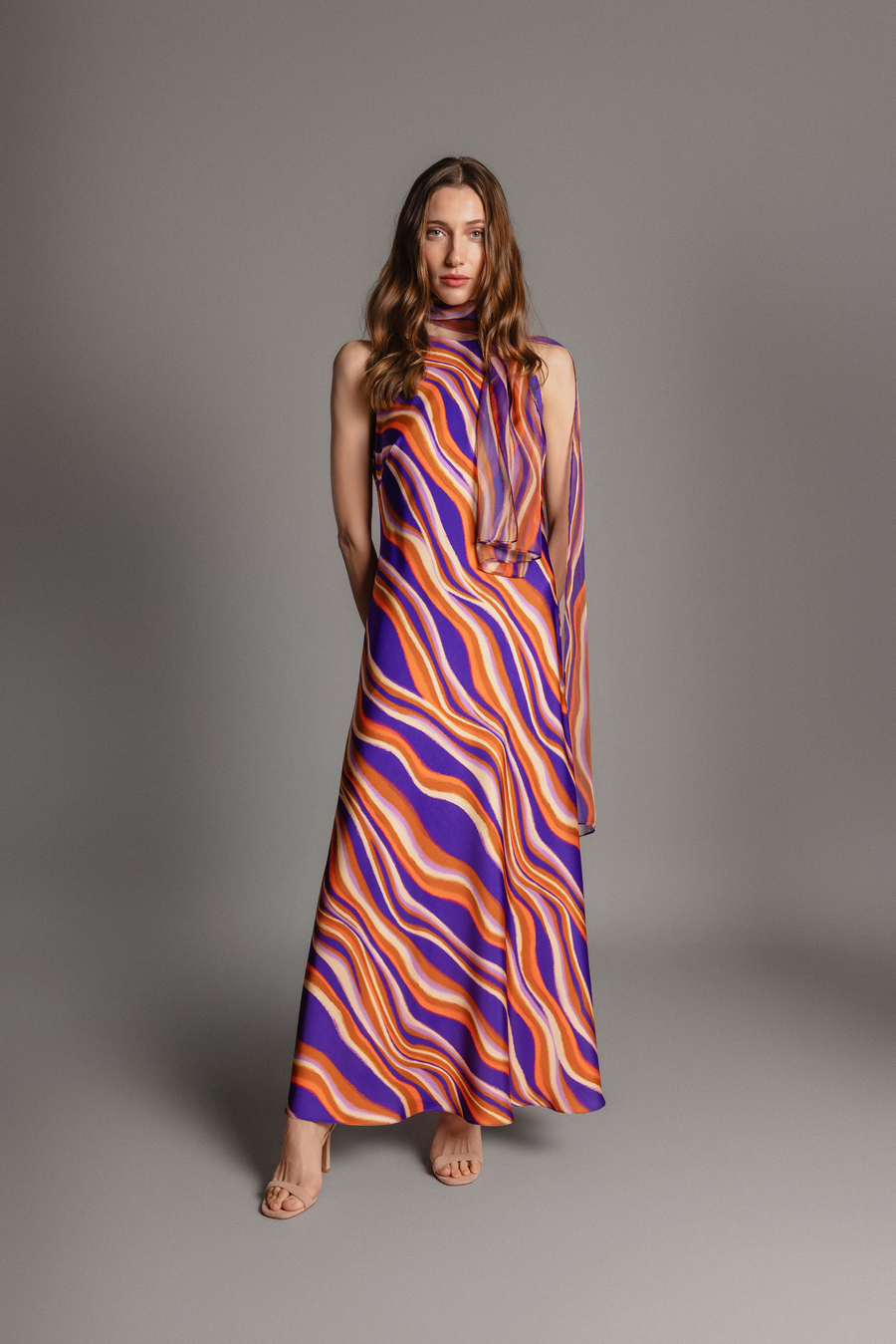 VESTIDO AMUNET MAS CHLL ONDAS VIOLETAS