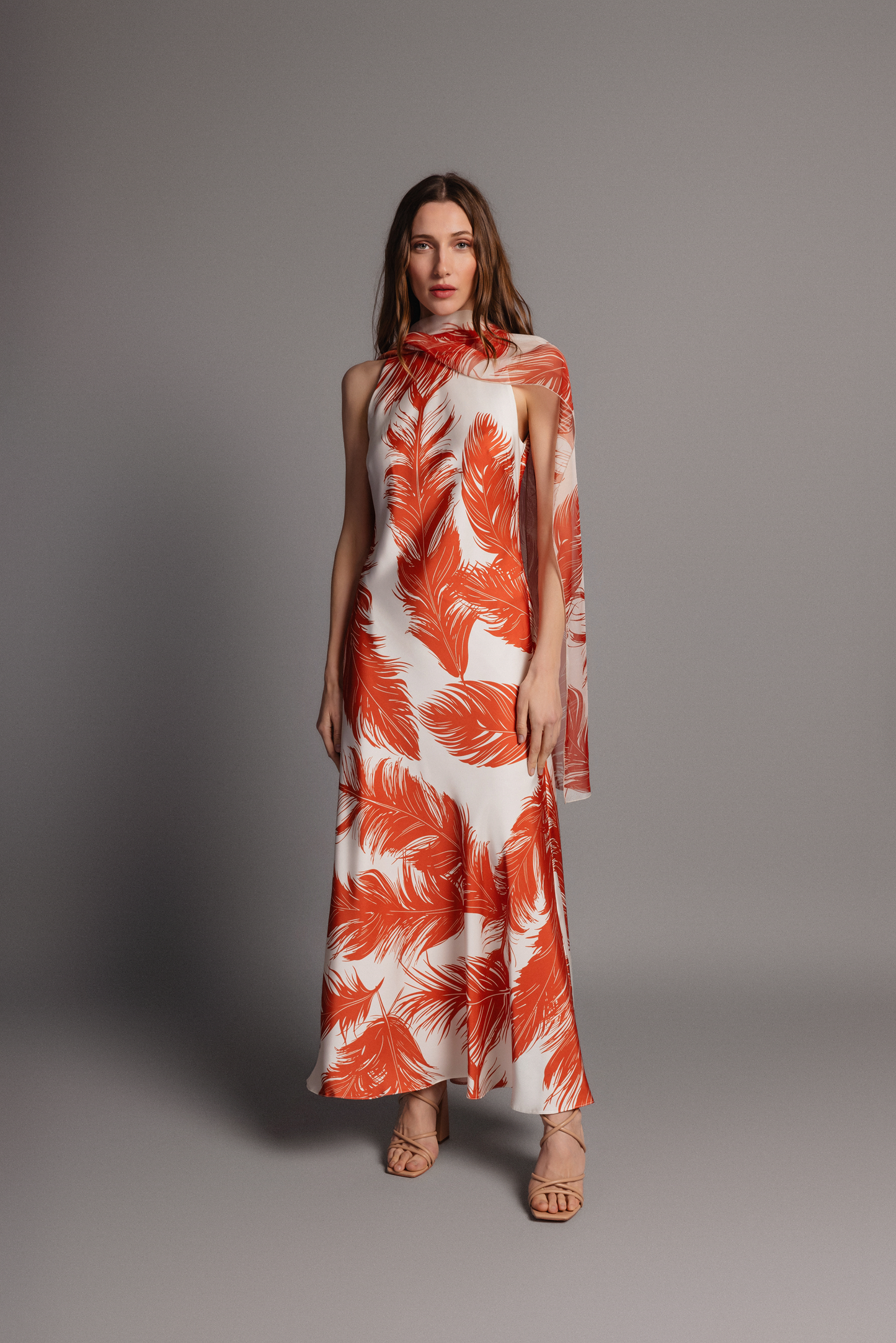 VESTIDO AMUNET MAS CHALL PLUMAS TEJA