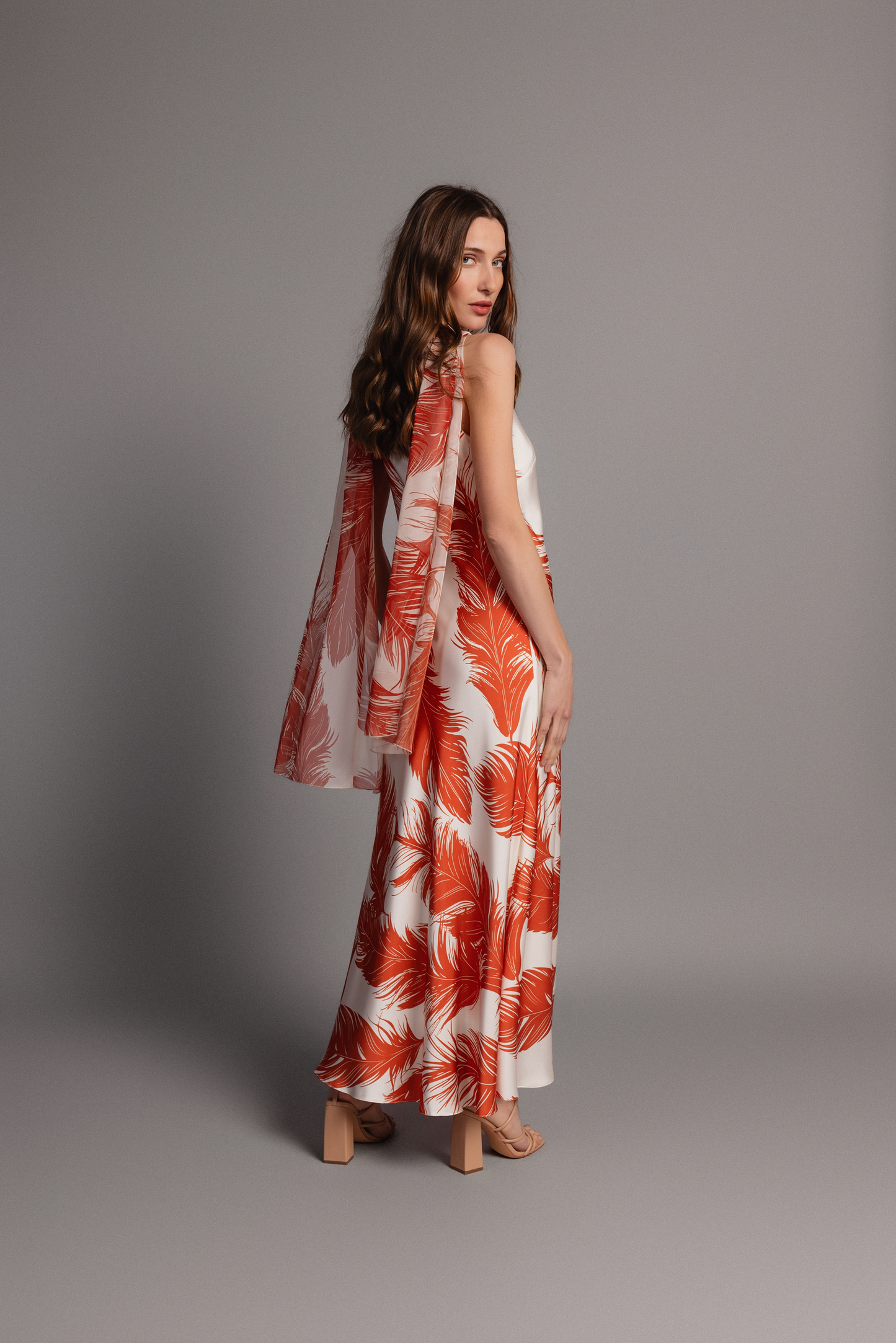 VESTIDO AMUNET MAS CHALL PLUMAS TEJA