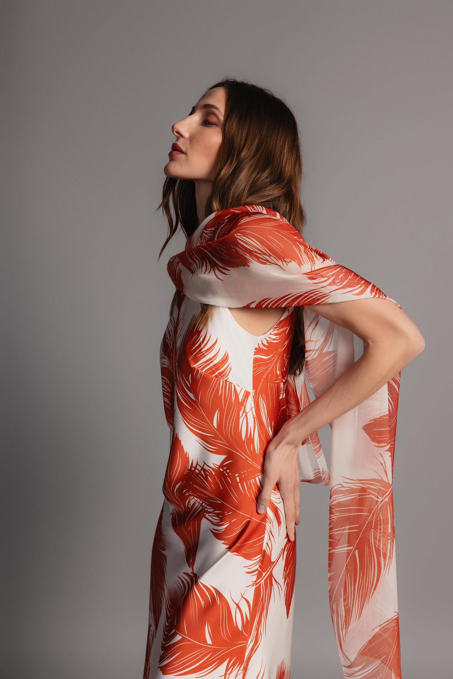 VESTIDO AMUNET MAS CHALL PLUMAS TEJA